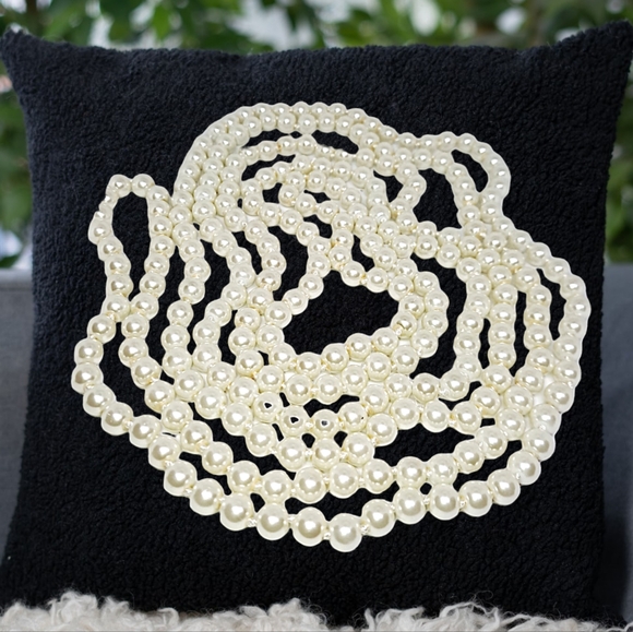 .👣4/$20. Extra Long Faux Pearls Necklace - Picture 6 of 6